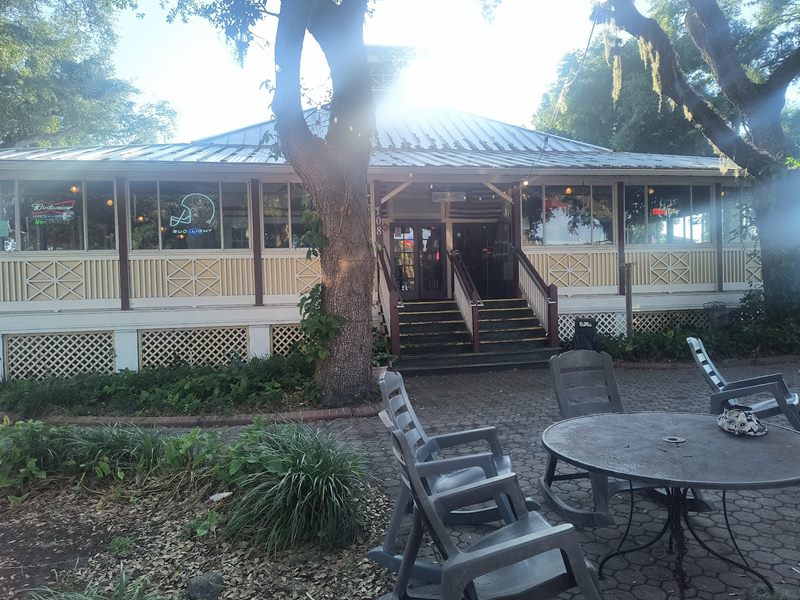 Keith's Oaks Bar & Grill exterior